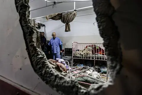 طبيب بريطاني: مستشفيات غزة تعمل في ظروف أشبه بـ«العصور الوسطى» طبيب بريطاني: مستشفيات غزة تعمل في ظروف أشبه بـ«العصور الوسطى»
