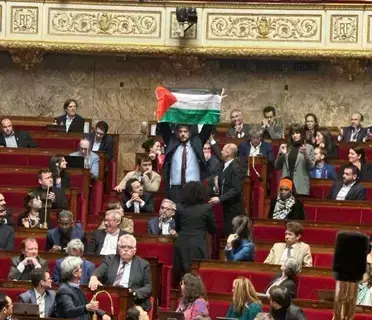 رفع علم فلسطين في الجمعية الوطنية الفرنسية رفع علم فلسطين في الجمعية الوطنية الفرنسية