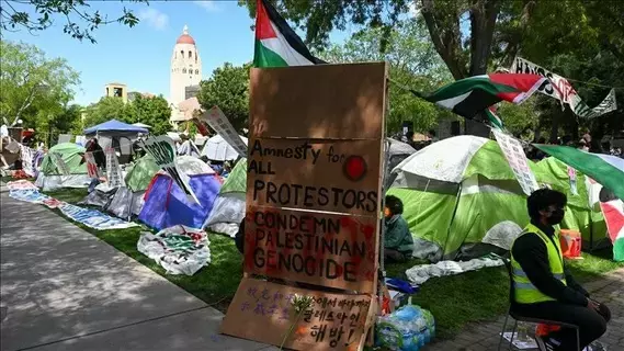 أمريكيون يحتلون مكتب رئيس جامعة ستانفورد ويهتفون: فلسطين ستتحرر أمريكيون يحتلون مكتب رئيس جامعة ستانفورد ويهتفون: فلسطين ستتحرر