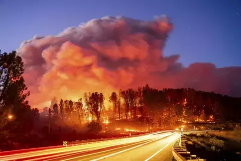 حريق غابات في كاليفورنيا يجبر الآلاف على مغادرة منازلهم