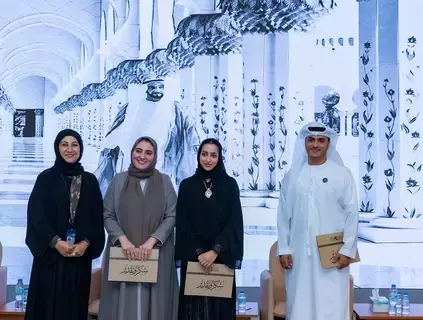 باحثون: اهتمام الإمارات بالإنسان إرث الشيخ زايد باحثون: اهتمام الإمارات بالإنسان إرث الشيخ زايد