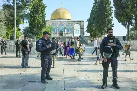 بحماية الشرطة.. إسرائيليون يقتحمون المسجد الأقصى