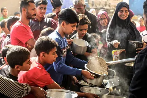 لتعزيز المساعدات.. إسرائيل ستعيد فتح معبر إلى غزة