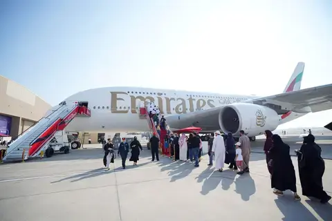 طائرة «الإمارات A380» تجذب زوار معرض البحرين للطيران