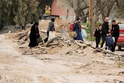 نزوح مئات الفلسطينيين من جنين في ثالث أيام العملية الإسرائيلية