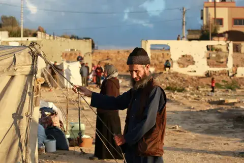 «مشتاقون لبيوتنا المهدومة».. فلسطينيون يحتشدون أمام معبر نتساريم