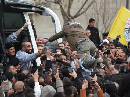 بالدموع والزغاريد.. استقبال الأسرى الفلسطينيين المحررين من سجن عوفر