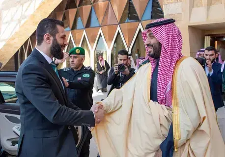 ولي العهد السعودي يجري مباحثات مع الشرع في الرياض