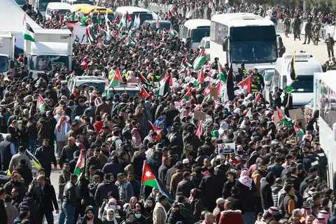 مساعٍ عربية لإجهاض خطط التهجير.. وحشود تستقبل عبدالله الثاني