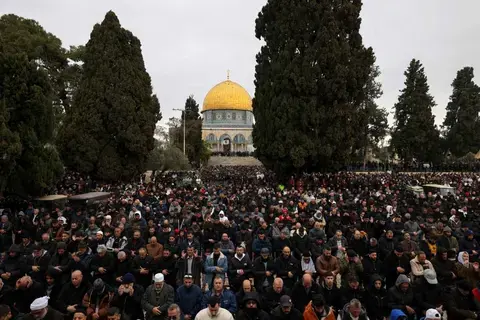 فيديو | 90 ألفاً يؤدون صلاة الجمعة الأولى من رمضان في المسجد الأقصى