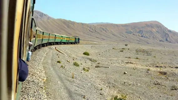 3 قتلى ومئات الرهائن في هجوم مسلح على قطار في باكستان