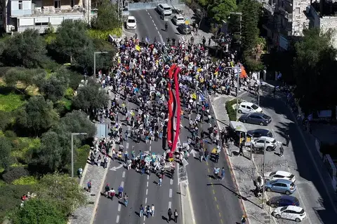 فيديو | «يداك ملطختان بالدماء».. الآلاف يحتجون ضد نتنياهو في القدس