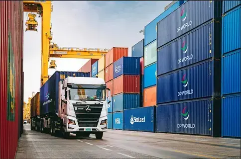 «دي بي ورلد» تطلق أولى مركبات الشحن الكهربائية «دي بي ورلد» تطلق أولى مركبات الشحن الكهربائية