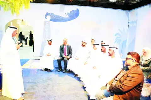 ركن التوقيع يستقطب القراء والمبدعين