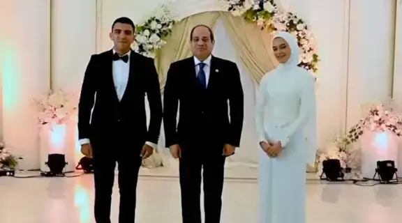 السيسي ينفذ وعداً عمره 7 سنوات لابنة ضابط راحل.. حضر عقد قرانها (فيديو) السيسي ينفذ وعداً عمره 7 سنوات لابنة ضابط راحل.. حضر عقد قرانها (فيديو)