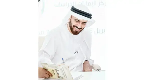 السويدي يوقع كتابه «مجتمع الإمارات» السويدي يوقع كتابه «مجتمع الإمارات»
