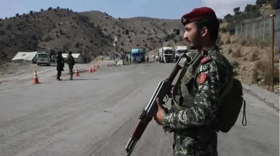 مسلحون يهاجمون سيارة سجناء في باكستان ويختطفون 5 جنود مسلحون يهاجمون سيارة سجناء في باكستان ويختطفون 5 جنود