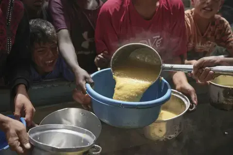 أول تعليق لحماس على خطة إسرائيل لتوزيع المساعدات بغزة أول تعليق لحماس على خطة إسرائيل لتوزيع المساعدات بغزة