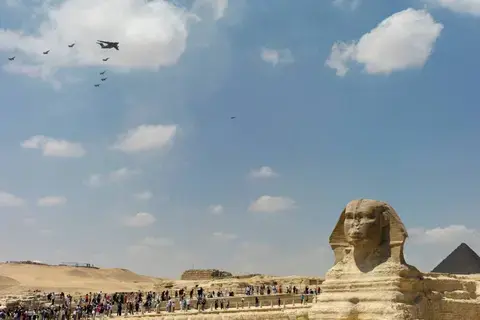تحليق فوق الأهرامات.. مصر والصين تختتمان أول تدريبات جوية مشتركة تحليق فوق الأهرامات.. مصر والصين تختتمان أول تدريبات جوية مشتركة