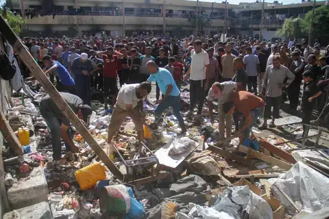 مقتل 15 فلسطينياً جراء قصف إسرائيلي على مدرسة تؤوي نازحين في غزة مقتل 15 فلسطينياً جراء قصف إسرائيلي على مدرسة تؤوي نازحين في غزة