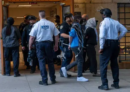 احتجاجات داعمة للفلسطينيين في جامعة كولومبيا.. وتسليم متظاهرين للشرطة احتجاجات داعمة للفلسطينيين في جامعة كولومبيا.. وتسليم متظاهرين للشرطة