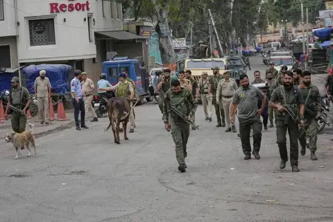 القصف المتبادل يزداد حدة بين الهند وباكستان.. وقتلى من الجانبين القصف المتبادل يزداد حدة بين الهند وباكستان.. وقتلى من الجانبين