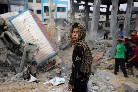 حصار غزة يدخل شهره الثالث والقصف يلاحق النازحين حصار غزة يدخل شهره الثالث والقصف يلاحق النازحين