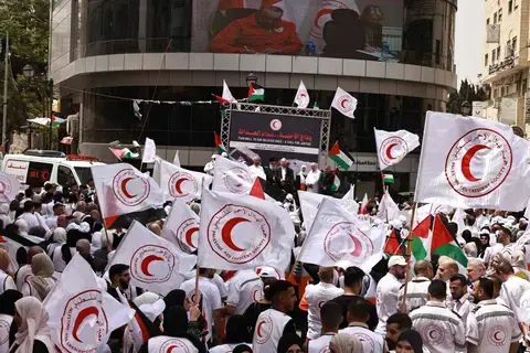 أطباء ومسعفون يحتجون على قتل زملائهم بالضفة الغربية وغزة أطباء ومسعفون يحتجون على قتل زملائهم بالضفة الغربية وغزة