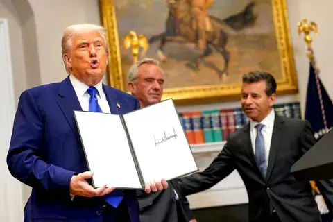 قرار مفاجئ من ترامب يهز صناعة الدواء.. خفض كبير في أسعار الأدوية قرار مفاجئ من ترامب يهز صناعة الدواء.. خفض كبير في أسعار الأدوية