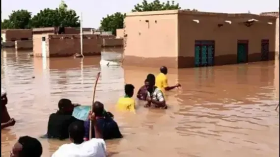 "طفل يصارع الموت مع عمود كهرباء".. شاهد مآسي مروعة لاجتياح السيول بورتسودان