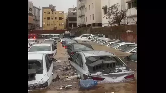 سيول وأمطار تغرق شوارع جدة.. وتتلف عددا هائلا من السيارت