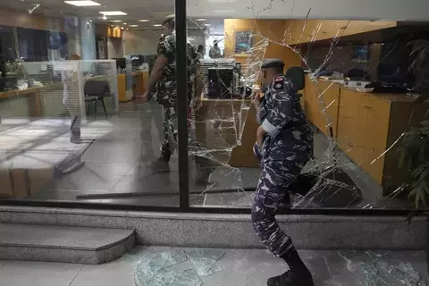 امرأة تحاصر بنك بيروت بمسدس لعبة