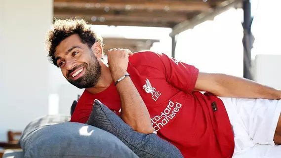 كلوب: صلاح أسطورة و"آلة".. يستحق الانتظار كل هذه المدة أشاد الألماني يورغن كلوب مدرب ليفربول بلاعبه محمد صلاح عقب إعلان النادي تجديد تعاقد الأخير بعقد طويل الأمد يضمن له البقاء حتى 2025 ويحصل بموجبه على 350 ألف جنيه إسترليني أسبوعيًا، بحسب التقارير