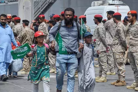 195 من رعايا 16 دولة يصلون جدة اليوم بعد إجلائهم من السودان