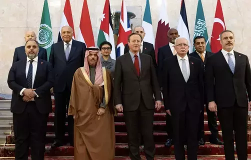 اللجنة الوزارية المكلفة من القمة العربية الإسلامية تعقد اجتماعا مع وزير الخارجية البريطاني