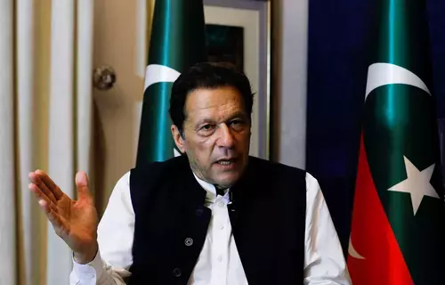 عمران خان يقدم أوراق ترشحه للانتخابات العامة في باكستان عمران خان يقدم أوراق ترشحه للانتخابات العامة في باكستان