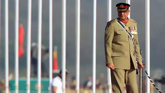 رئيس وزراء باكستان يستعد لتعيين قائد جديد للجيش